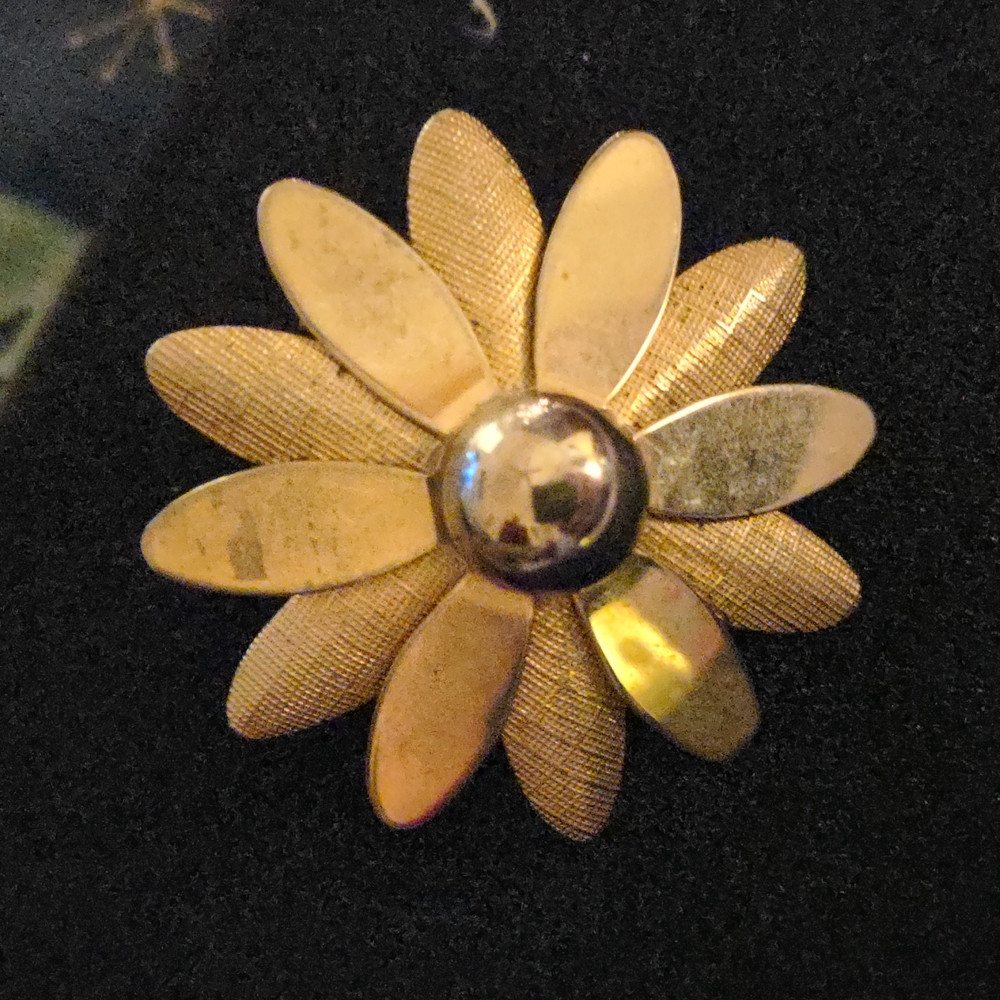 Beautiful vintage Sarah Coventry gold tone flower brooch